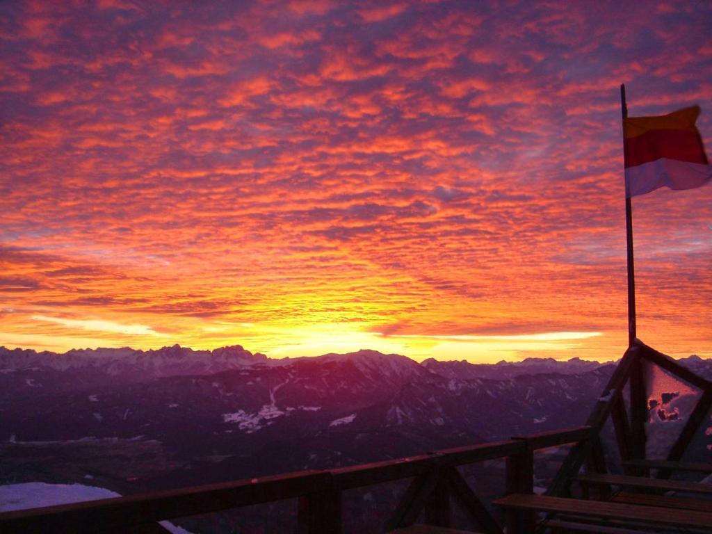 Alpinhotel Pacheiner Трефен Екстериор снимка